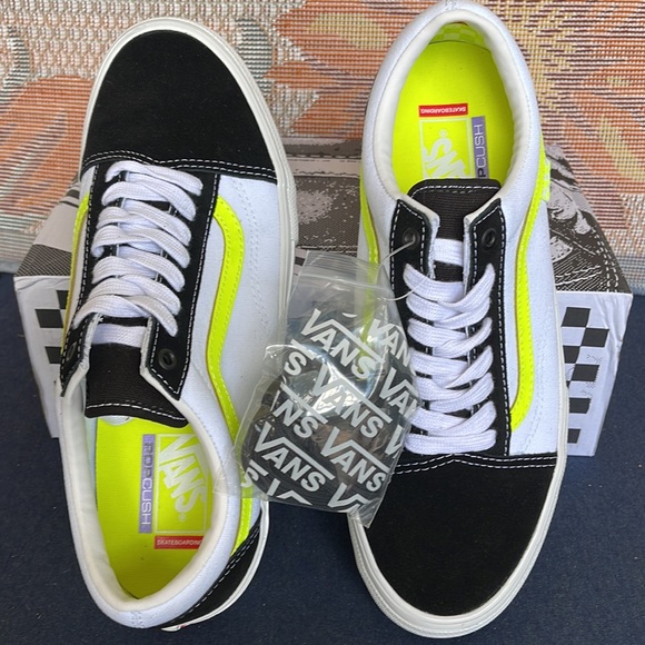 Vans WMNS Skate Old Skool
Neon True White/Yellow
VN0A5FCB6M5 sneakers - Picture 13 of 16